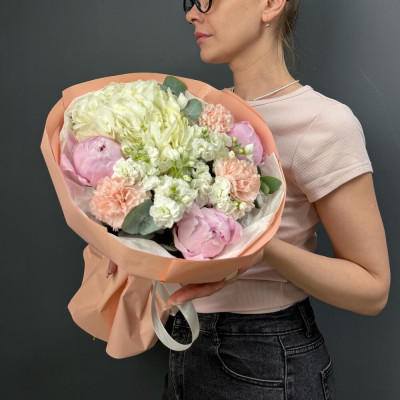 Букет пионы, матиолла, гортензия, диантусы купить с доставкой по Москве