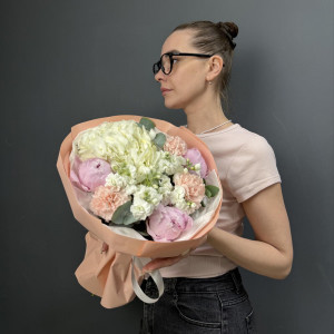 Букет пионы, матиолла, гортензия, диантусы