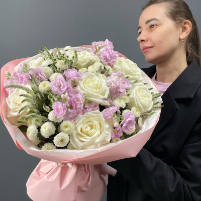 Букет Розы и Матиолла купить с доставкой по Москве